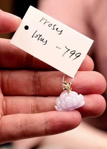 "Live" 18k Gold Natural Smooth Lavender Jadeite Jade Lotus Carving Pendant (08/10/26)