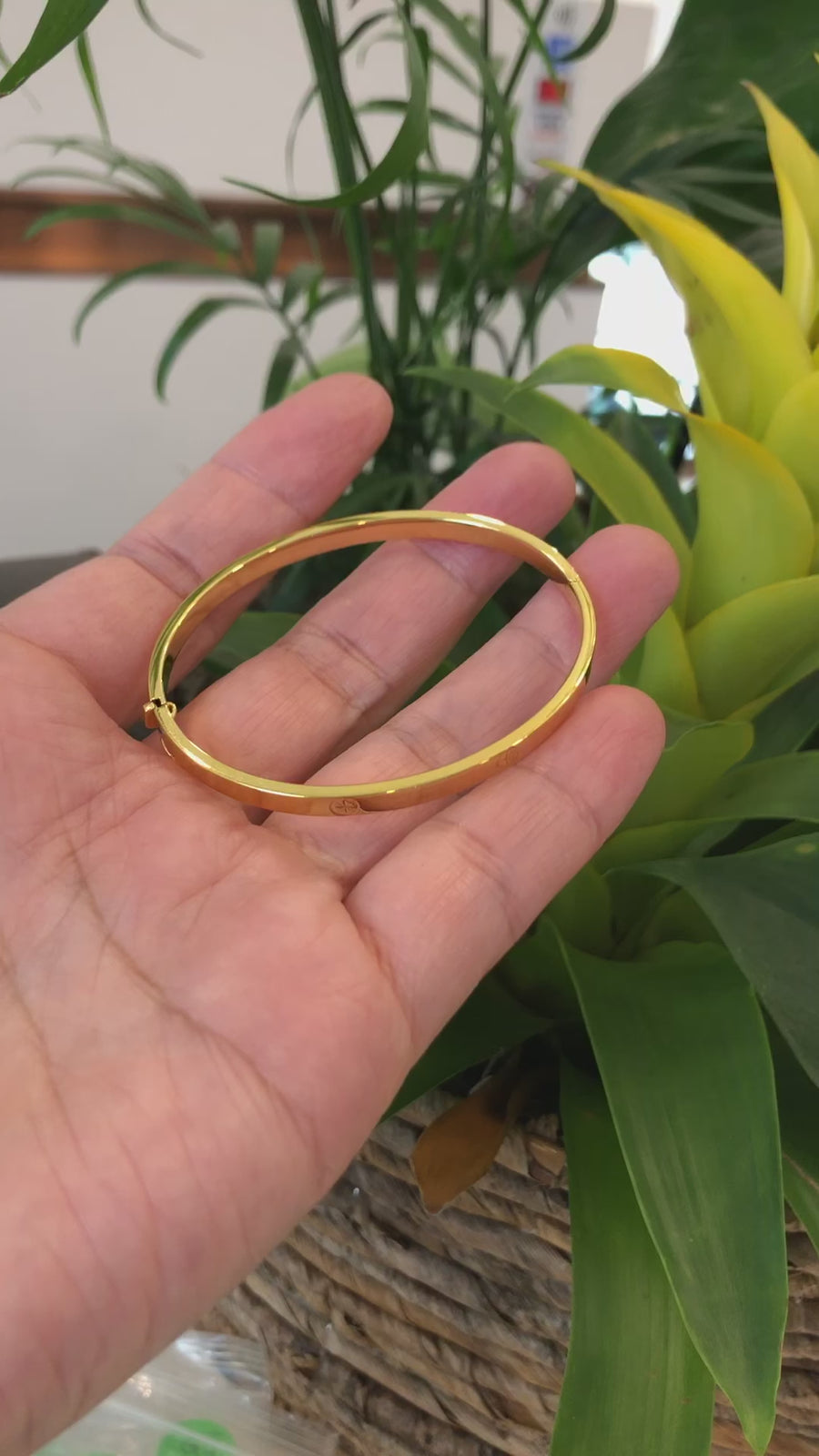 18k Yellow Gold Bangle Bracelet ( 7 in )
